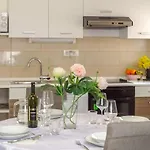 2 Bedroom Awesome In Διαμέρισμα Ζαντάρ