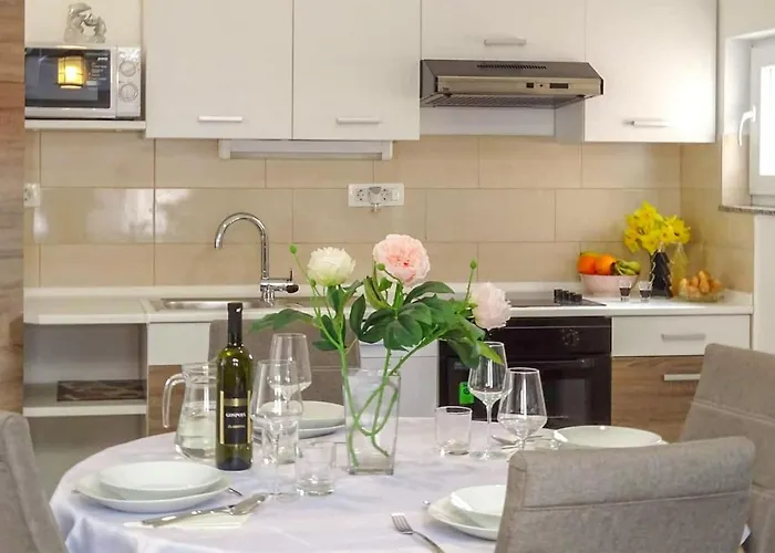 2 Bedroom Awesome In Appartement Zadar