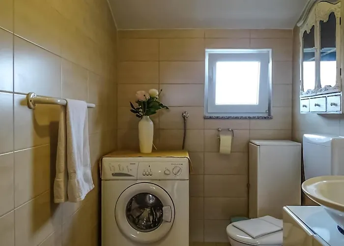 2 Bedroom Awesome In Appartement